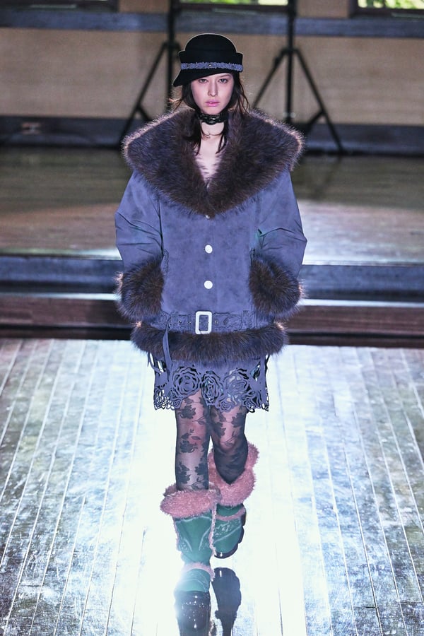 ランウェイを歩くモデル