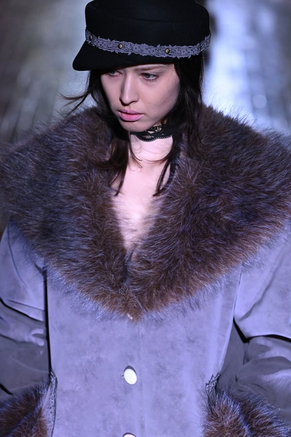 ランウェイを歩くモデル