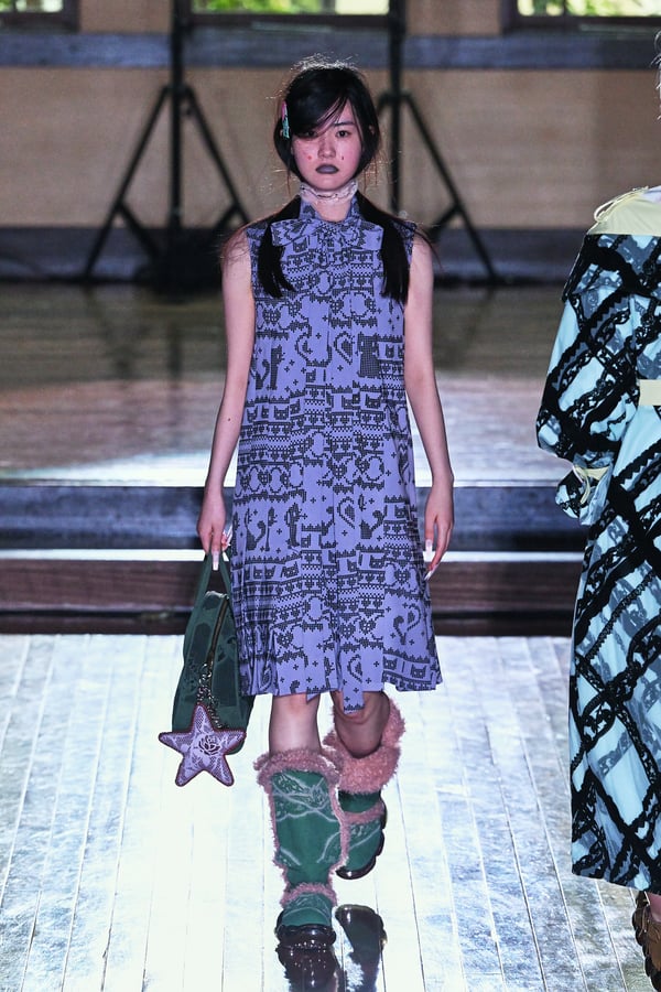 ランウェイを歩くモデル