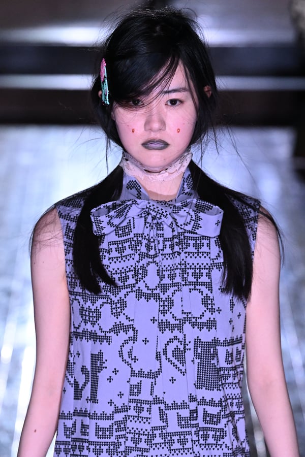 ランウェイを歩くモデル