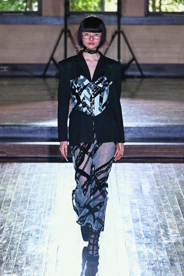 ランウェイを歩くモデル