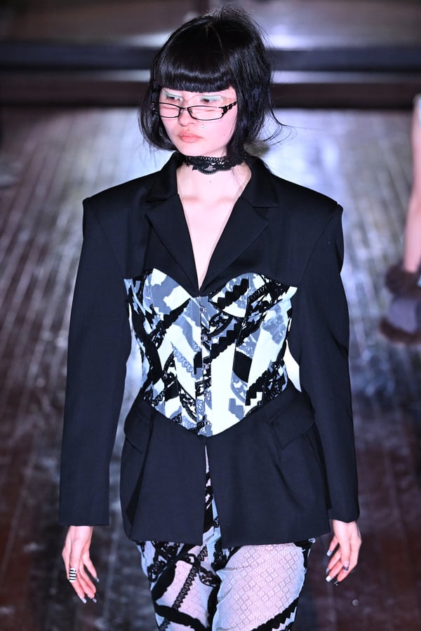 ランウェイを歩くモデル