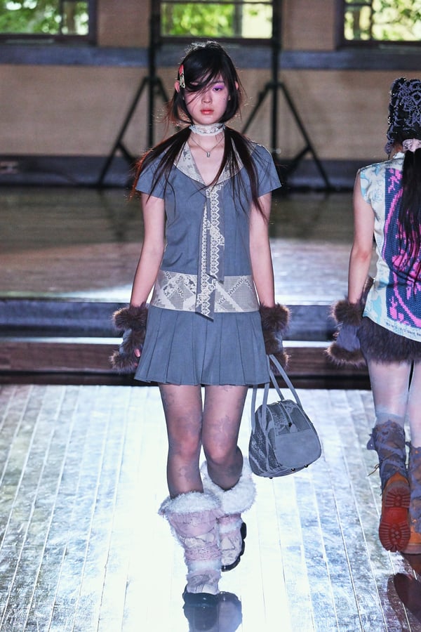 ランウェイを歩くモデル