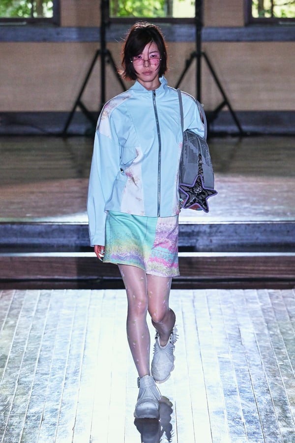 ランウェイを歩くモデル