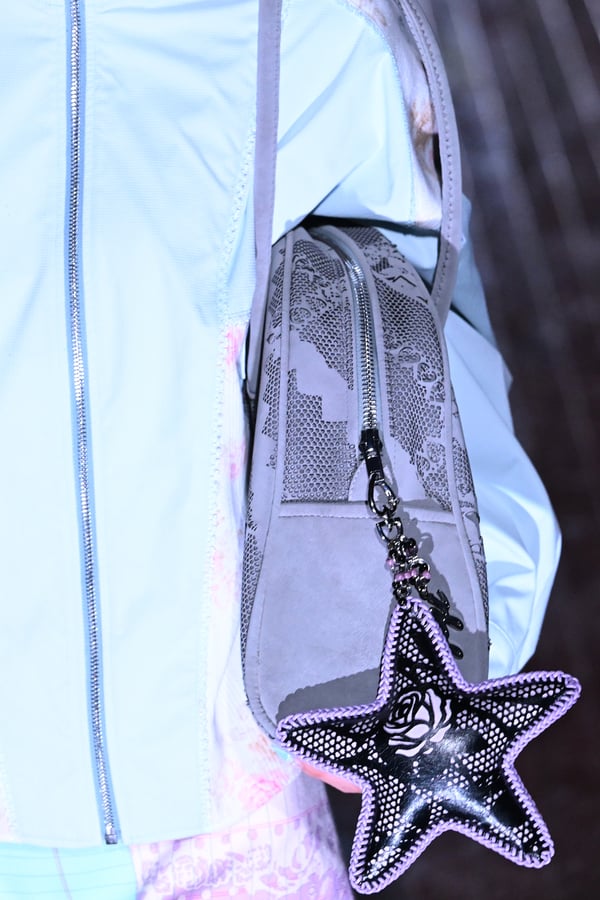 ランウェイを歩くモデル