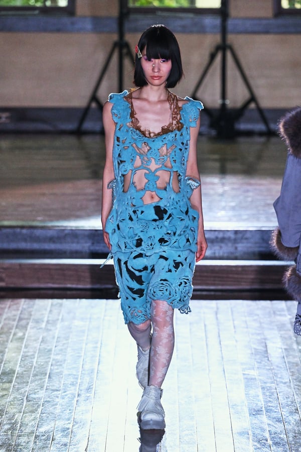 ランウェイを歩くモデル