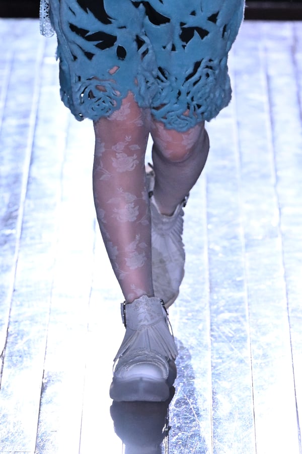 ランウェイを歩くモデル