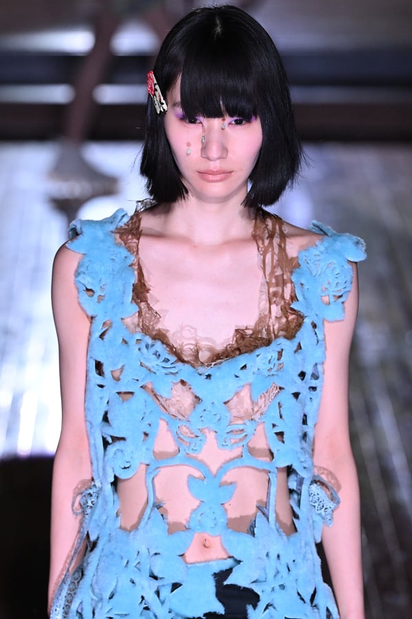 ランウェイを歩くモデル