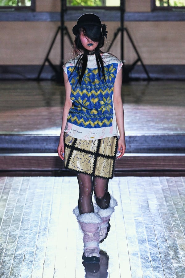 ランウェイを歩くモデル