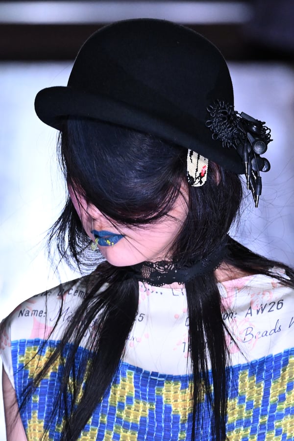 ランウェイを歩くモデル