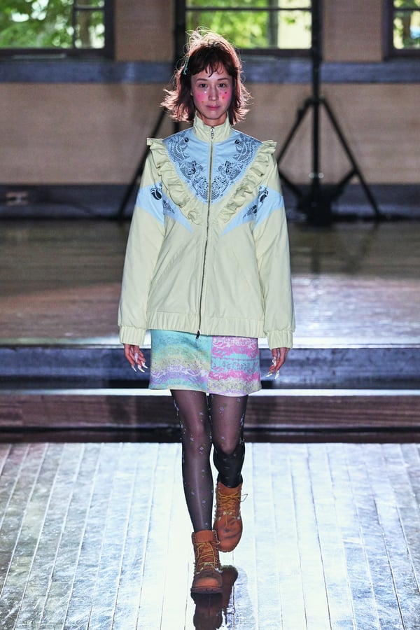 ランウェイを歩くモデル