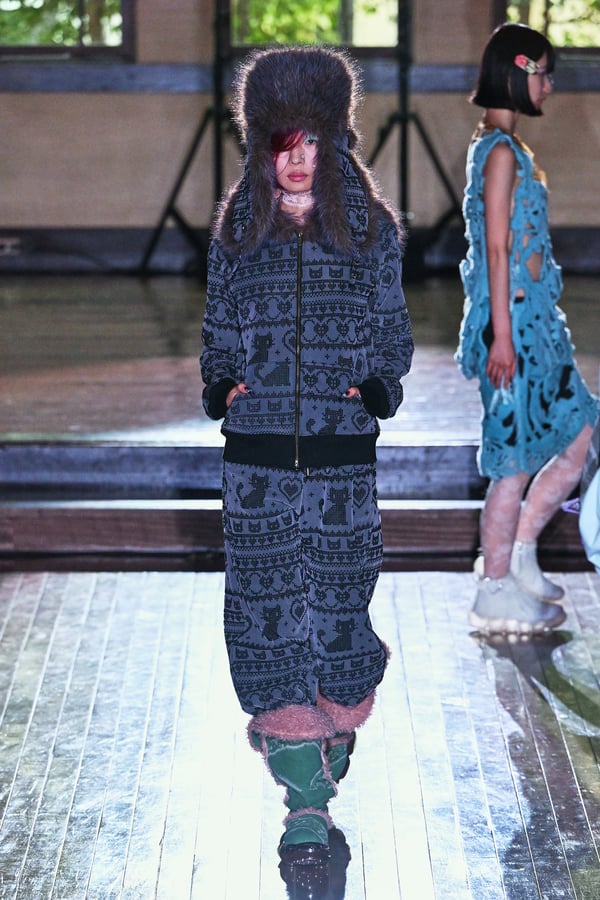 ランウェイを歩くモデル