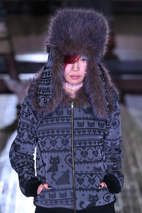 ランウェイを歩くモデル