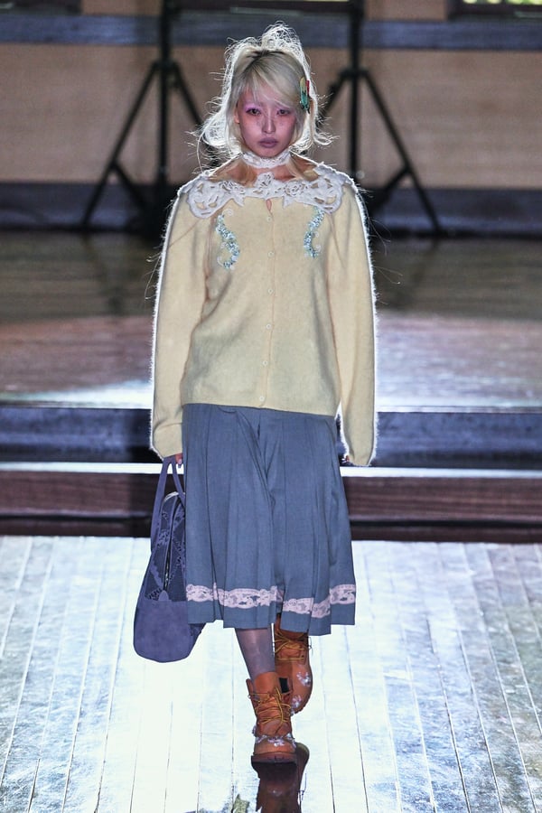 ランウェイを歩くモデル