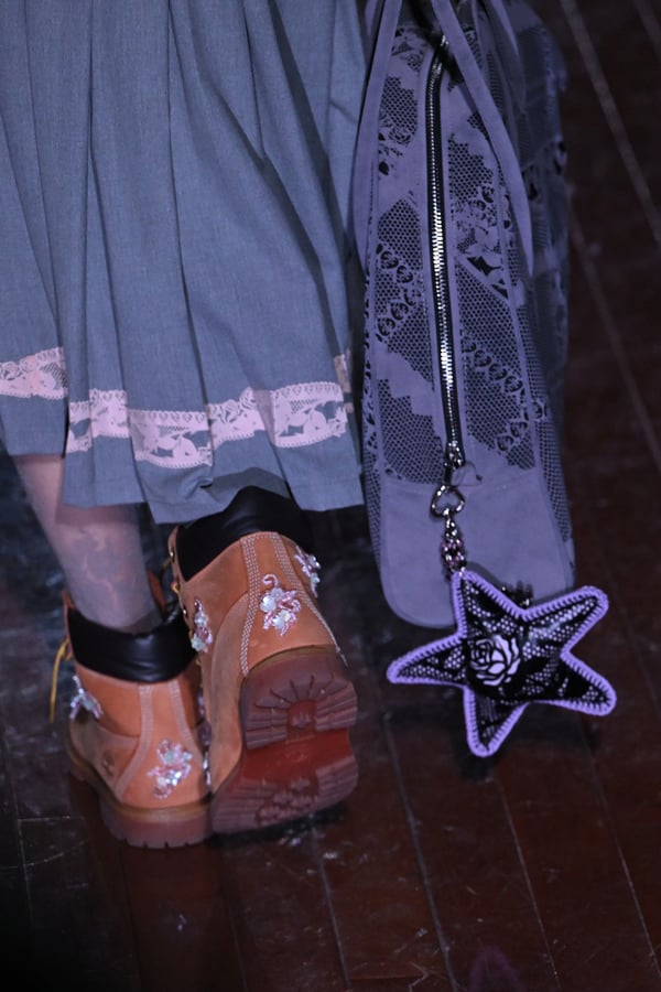 ランウェイを歩くモデル