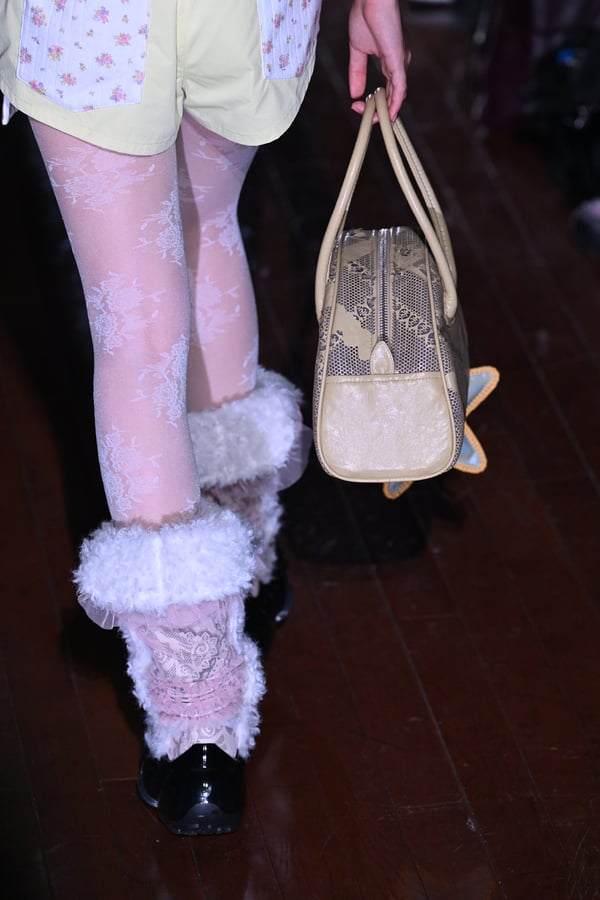 ランウェイを歩くモデル