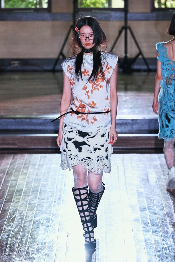 ランウェイを歩くモデル