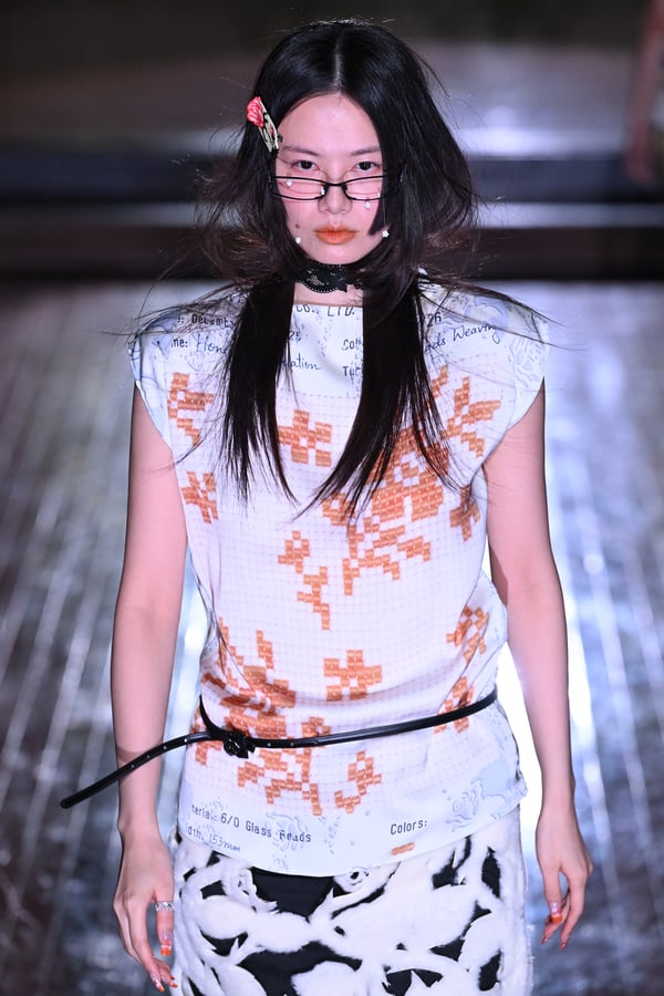 ランウェイを歩くモデル