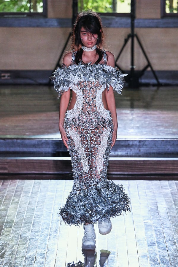 ランウェイを歩くモデル