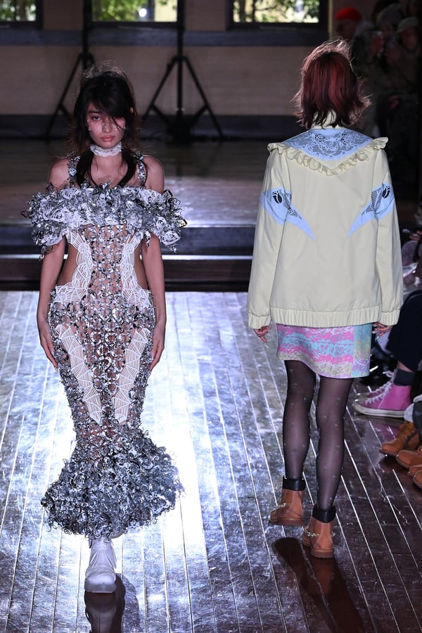 ランウェイを歩くモデル