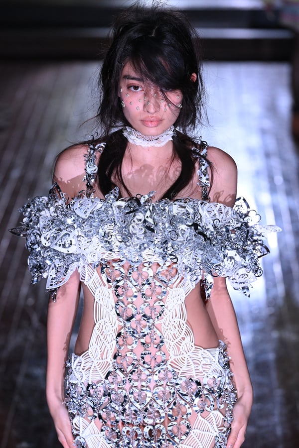 ランウェイを歩くモデル