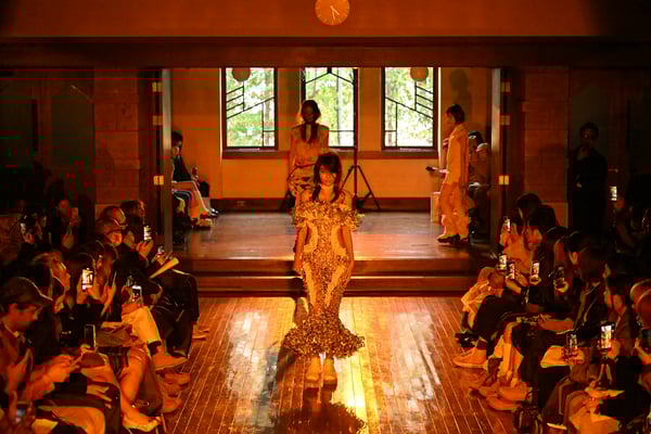 ランウェイを歩くモデル