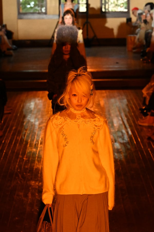 ランウェイを歩くモデル