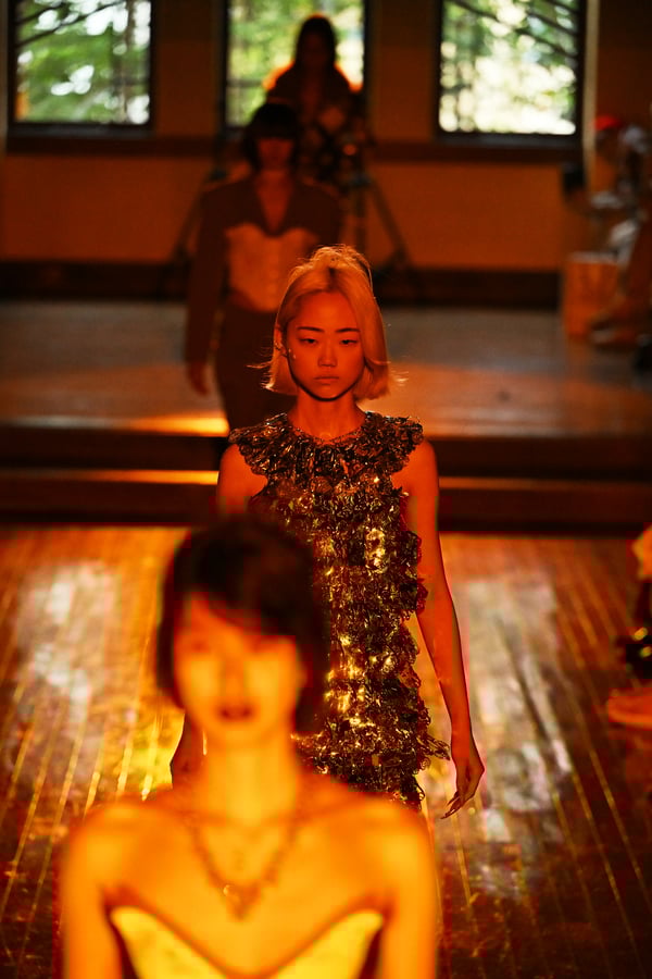 ランウェイを歩くモデル