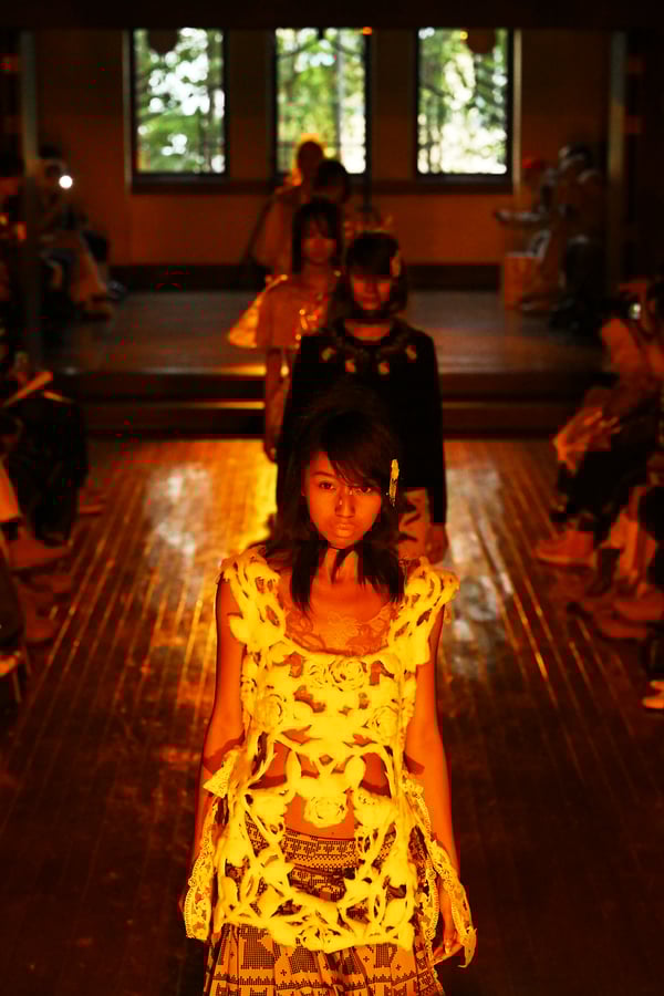 ランウェイを歩くモデル