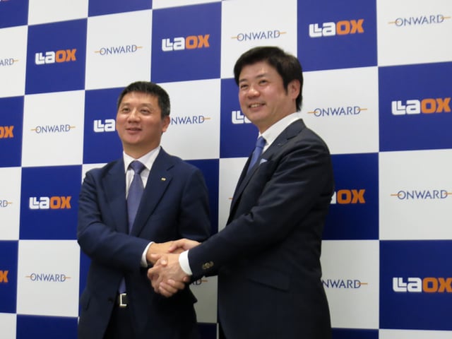 (左から)ラオックス 羅怡文 代表取締役社長、オンワードHD 保元道宣 代表取締役社長 Image by FASHIONSNAP
