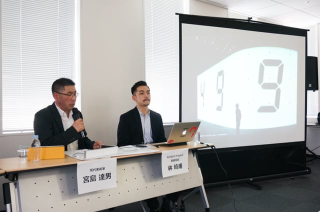 (左から)「カウンター・ヴォイド(Counter Void)」の作者 宮島達男、Relight Project事務局長 林曉甫 Image by FASHIONSNAP