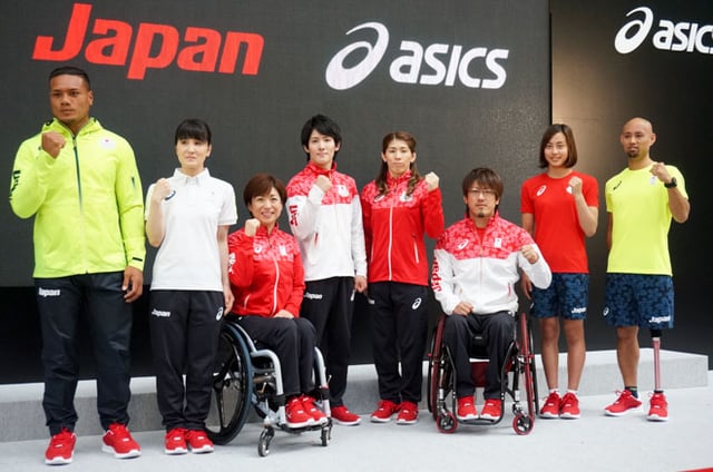 アシックスが手がけた公式スポーツウエアを着用して登場した加藤凌平選手、吉田沙保里選手らゲストアスリート Image by FASHIONSNAP