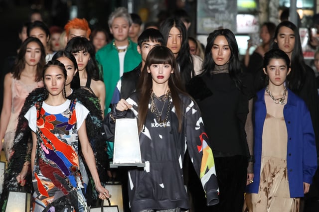 前回の「Amazon Fashion Week TOKYO 2017 S/S」で開催された「コーシェ(KOCHÉ)」の路上ショー Image by FASHIONSNAP