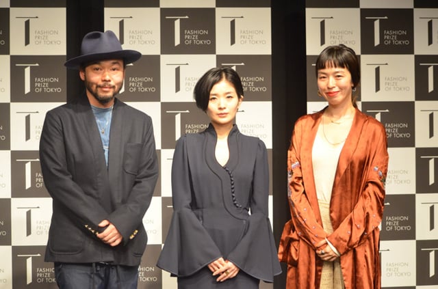 左から小木 "Poggy" 基史(「ユナイテッドアローズ&サンズ」ディレクター)、黒河内真衣子(マメのデザイナー)、長尾悦美(髙島屋MD本部レディースファッションディビジョンバイヤー) Image by FASHIONSNAP