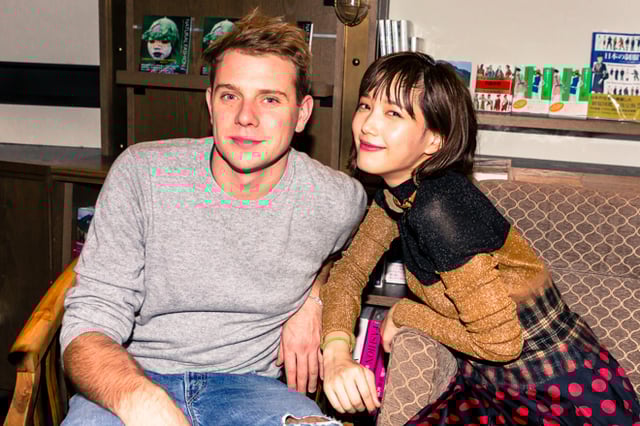 ジョナサン・アンダーソンと本田翼 Image by FASHIONSNAP