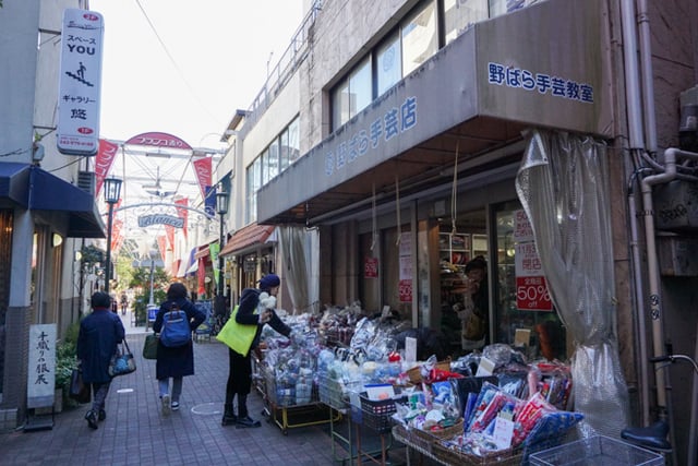 ブランコ通りの「野ばら手芸店」 Image by FASHIONSNAP