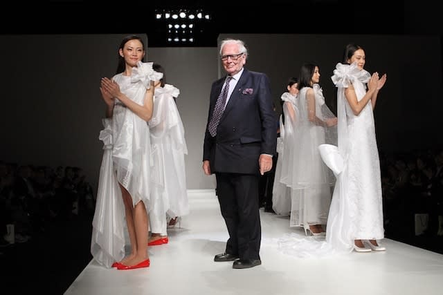 (中央)デザイナーPierre Cardin氏<2010年撮影> Image by FASHIONSNAP