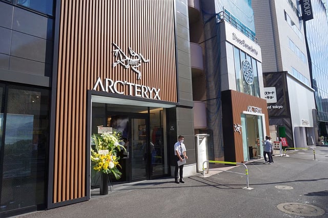 左が全面改装した原宿ブランドストア、右が新規開業したバードネスト店