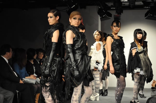 文化服装学院の学生によるショー Image by FASHIONSNAP