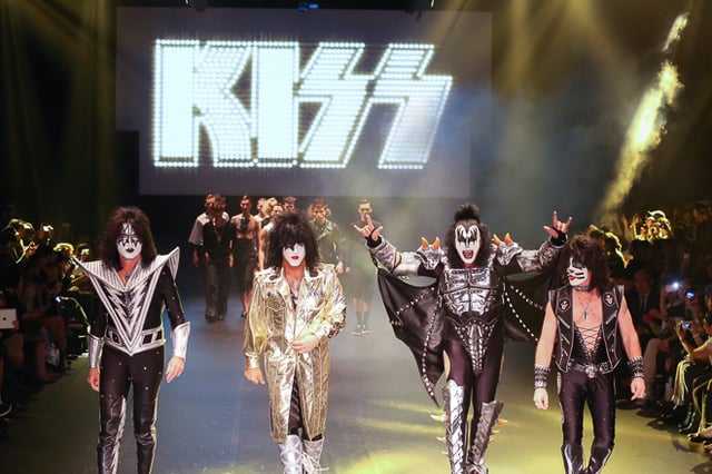 サプライズ出演した「KISS」 Image by FASHIONSNAP