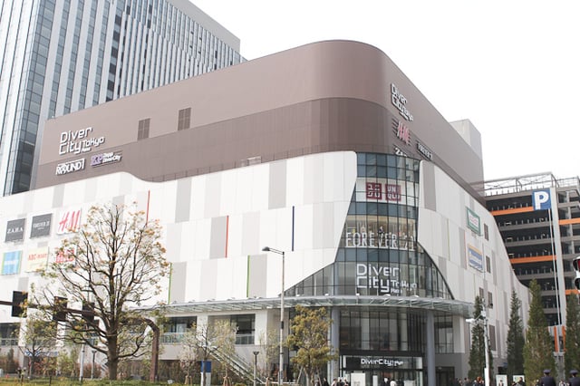 「ダイバーシティ東京 プラザ」外観 Image by FASHIONSNAP