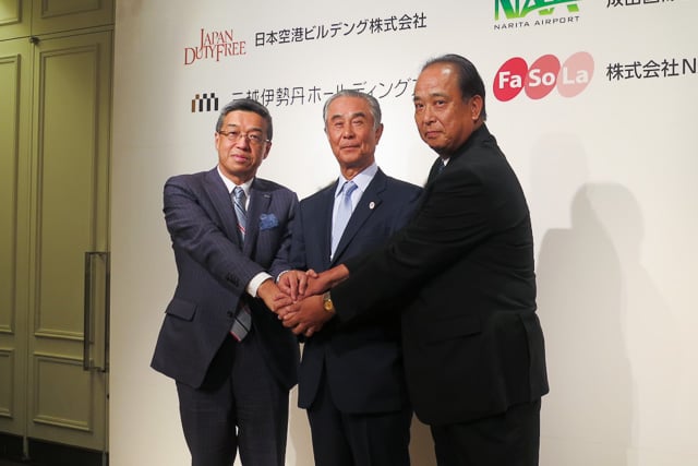左から三越伊勢丹ホールディングス代表取締役社長執行役員 大西洋、日本航空ビルディング代表取締役社長 鷹城勲、NAAリテイリング代表取締役社長 蒲生昌弘 Image by FASHIONSNAP
