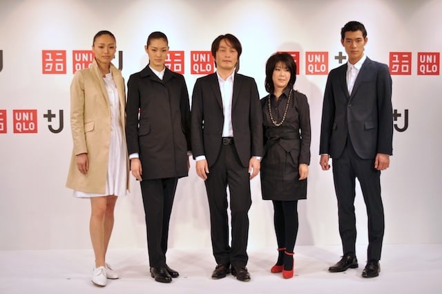 +J を着用した作家の石田衣良(中央)と「VOGUE NIPPON」編集長 渡辺三津子(中央右) Image by FASHIONSNAP