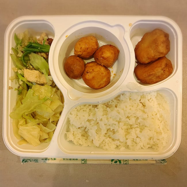 米、肉や野菜などが入ったお弁当
