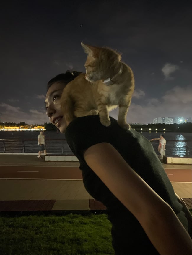 夜に猫と散歩する美弥さん