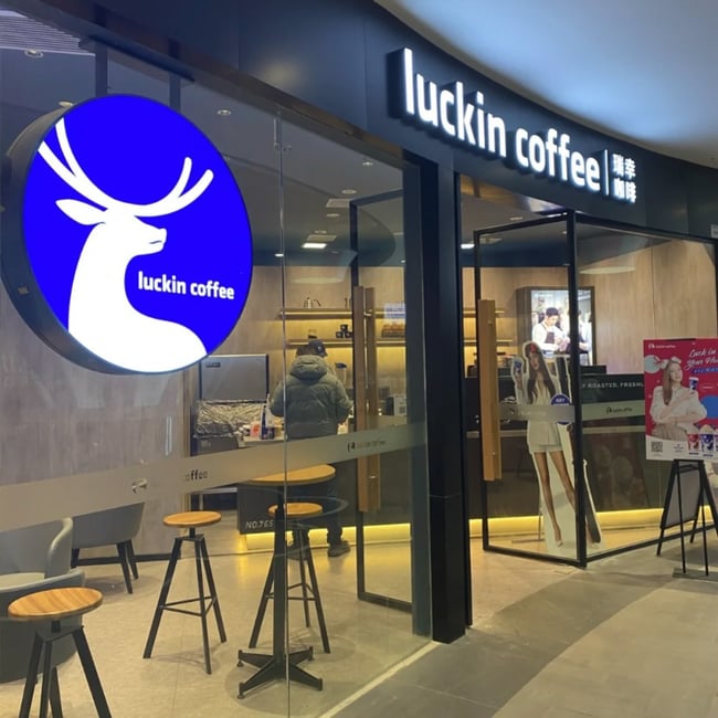 Luckin coffeeのロゴ看板が際立つ外観