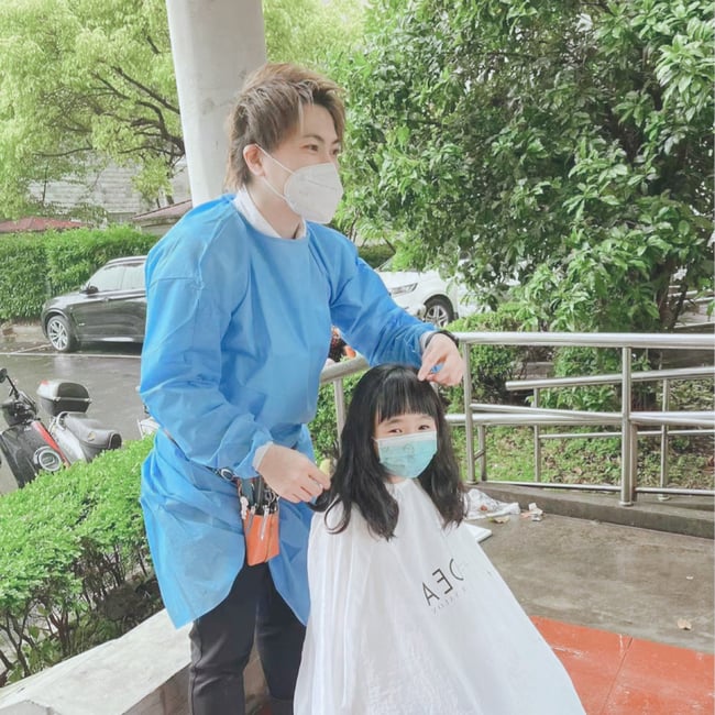 散髪する宮本大地さん