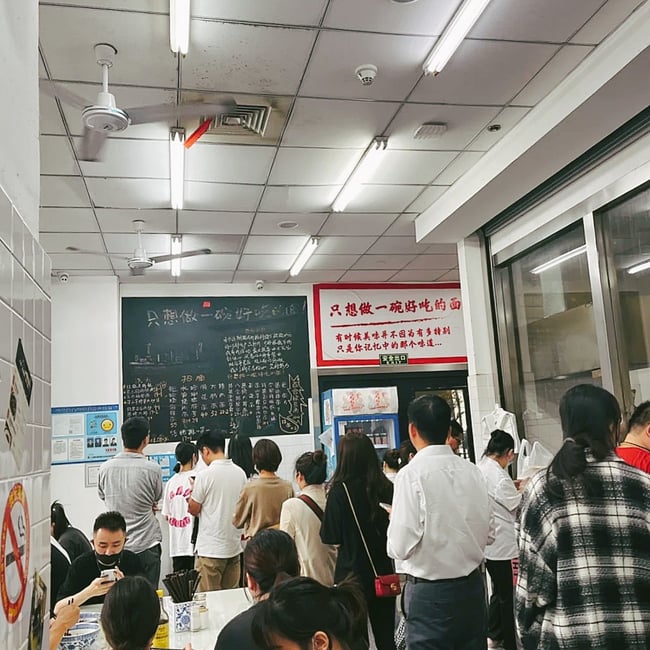 にぎわう店内