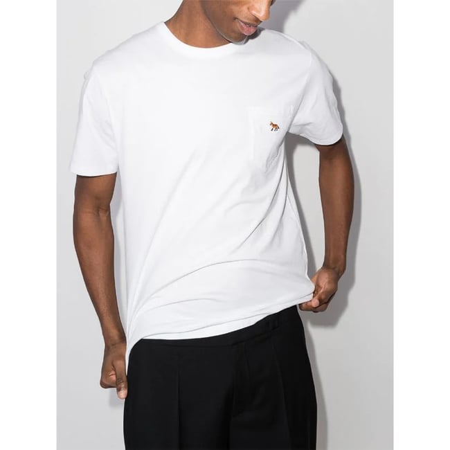 メゾンキツネのホワイトTシャツを着た男性モデル