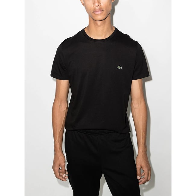ラコステのブラックのTシャツを着たモデル